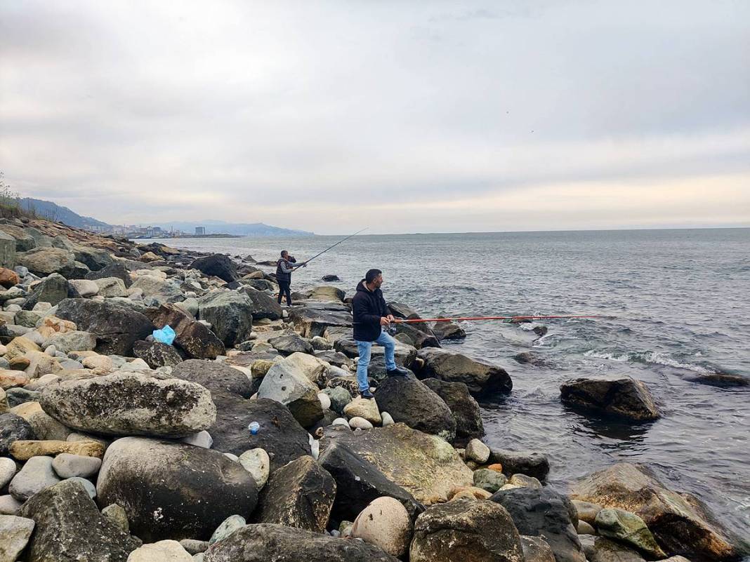 Denize iki ton levrek dağıldığını duyanlar oraya koştu! Üç saatlik yoldan gelip olta salladılar 10
